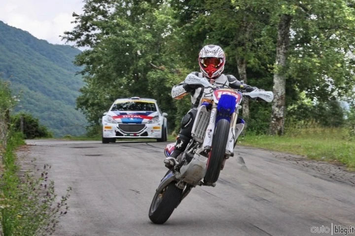 Yamaha YZ 450SM Vs Peugeot 208 R5: la sfida in video