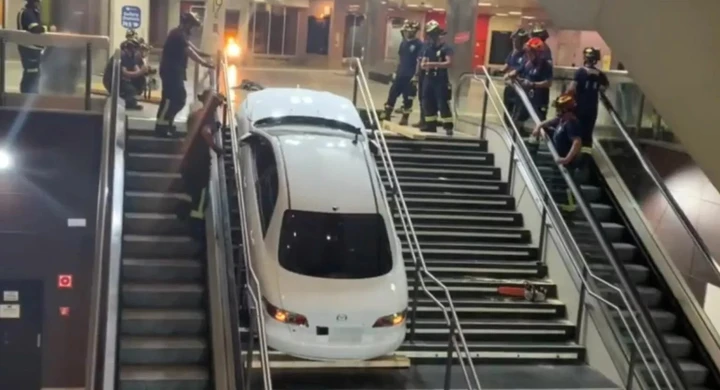 Ruba la Mazda e si incastra sulla scalinata [Video]