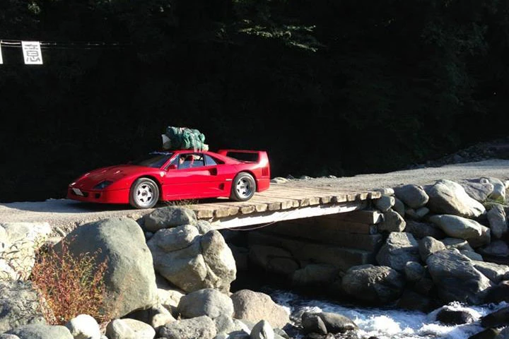 Andare in campeggio con una Ferrari F40 si può: la bizzarra avventura