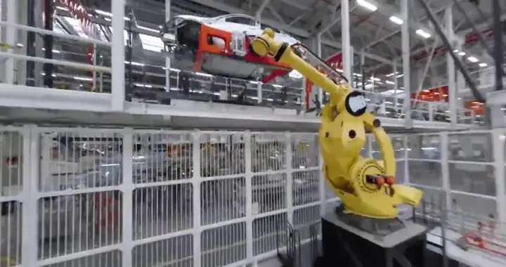 Tesla: il robot Godzilla è protagonista nella Gigafactory di Berlino [Video]