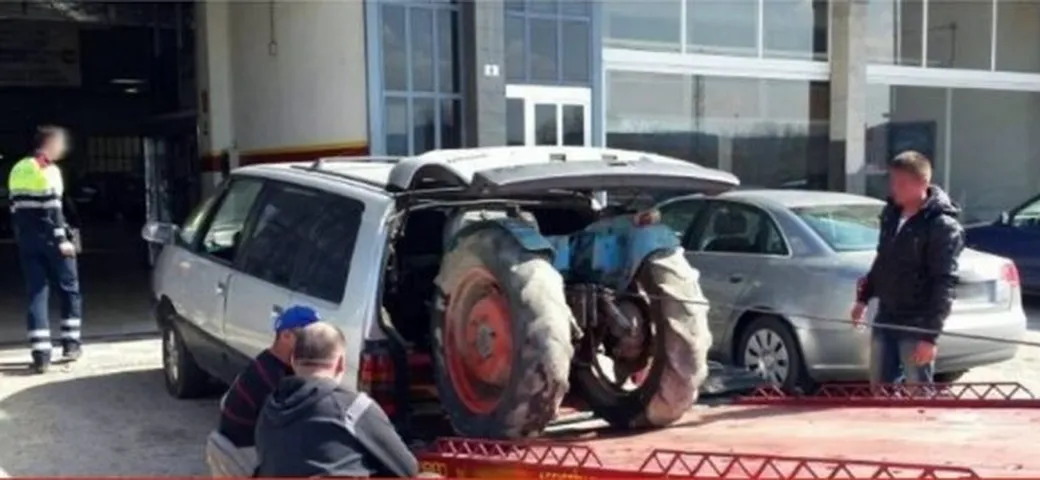 La Renault Espace scappa dalla polizia: nel baule c'è un trattore!