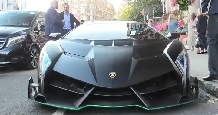 Lamborghini Veneno Roadster blocca il traffico di Londra, spettacolo in città