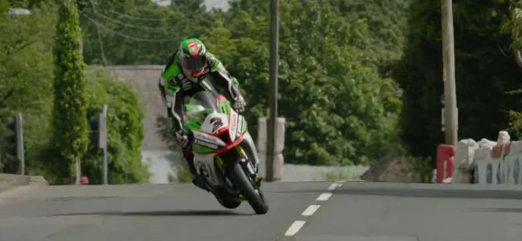 Tourist Trophy: l'imbarcata paurosa di James Hillier [Video]