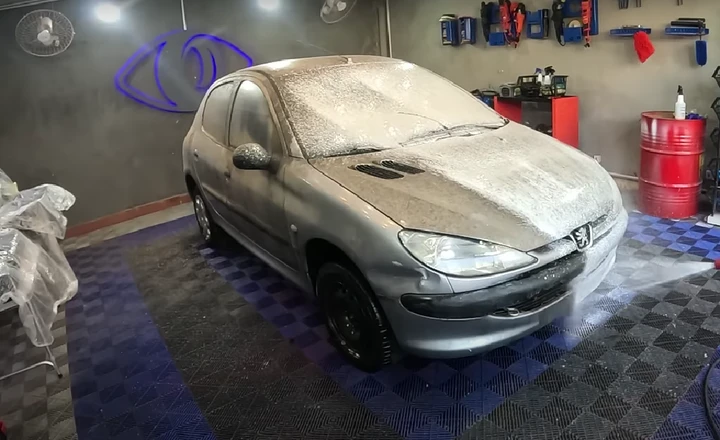 Dopo 10 anni di abbandono, Peugeot 206 viene finalmente lavata [VIDEO]