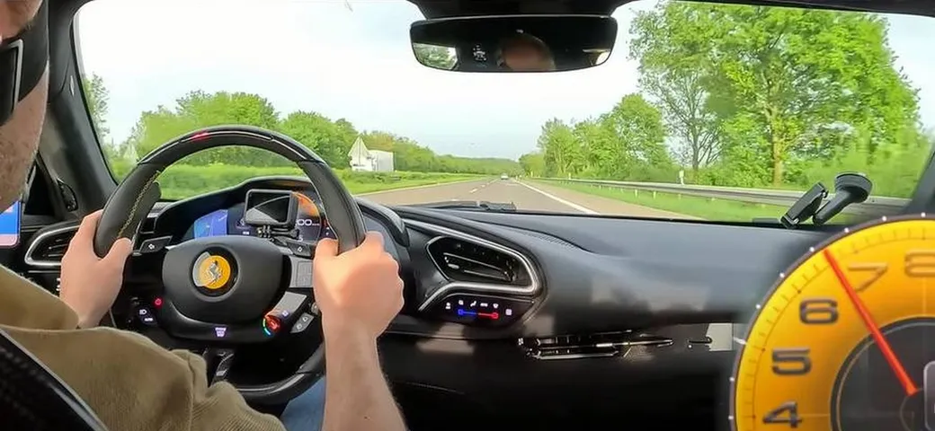 Ferrari 296 GTB a 352 km/h di tachimetro sull'Autobahn tedesca | Video