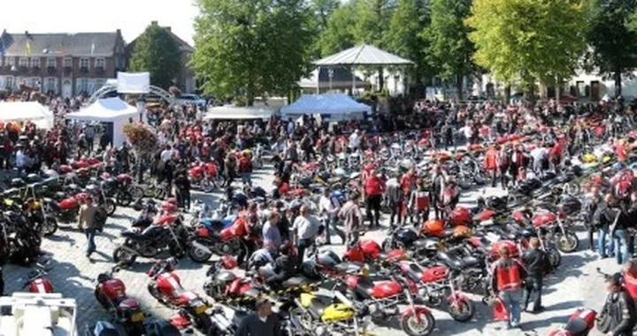 Ducati Monster da Guinness: la carica dei 405 "mostri"