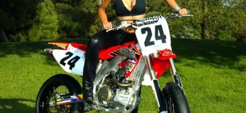 Che F..isico da motard!