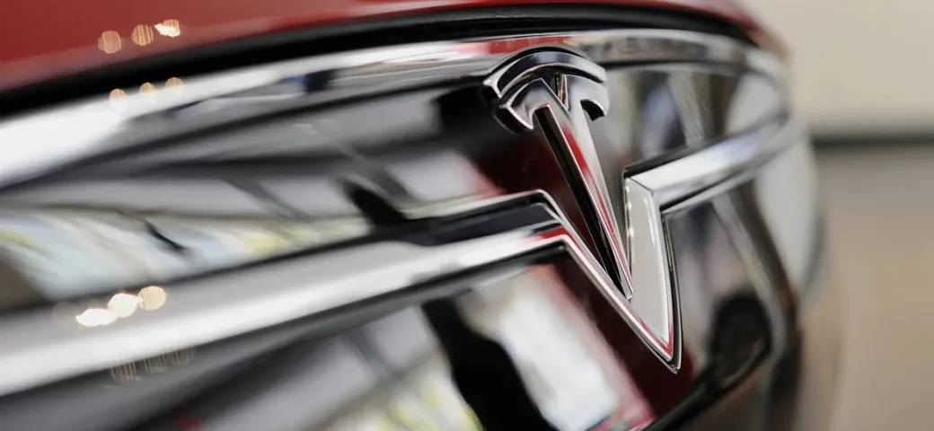 Tesla sta testando un'auto completamente autonoma: arriva fra un mese