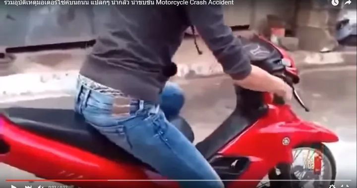 Caduta di un ragazzo in sella a un ciclomotore [Video]