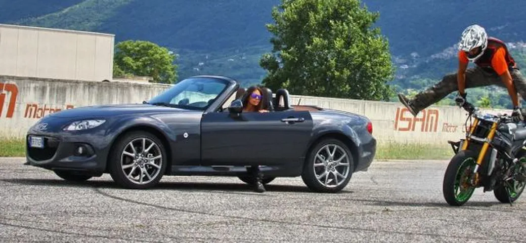 Mazda MX-5 Cult: video test su strada e in pista con Alessandra