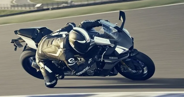 Yamaha YZF-R1M 2015: nuovi video ufficiali