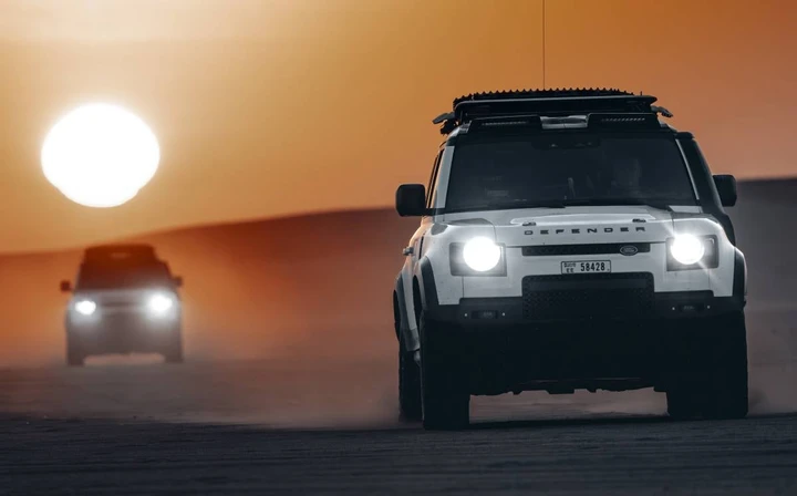 Land Rover, pronte sei Defender per la missione Dakar