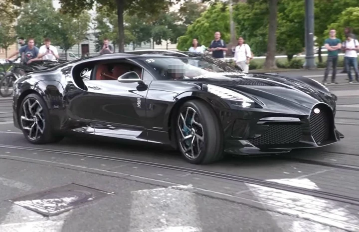 Bugatti: ecco una rarissima La Voiture Noir su strada [Video]