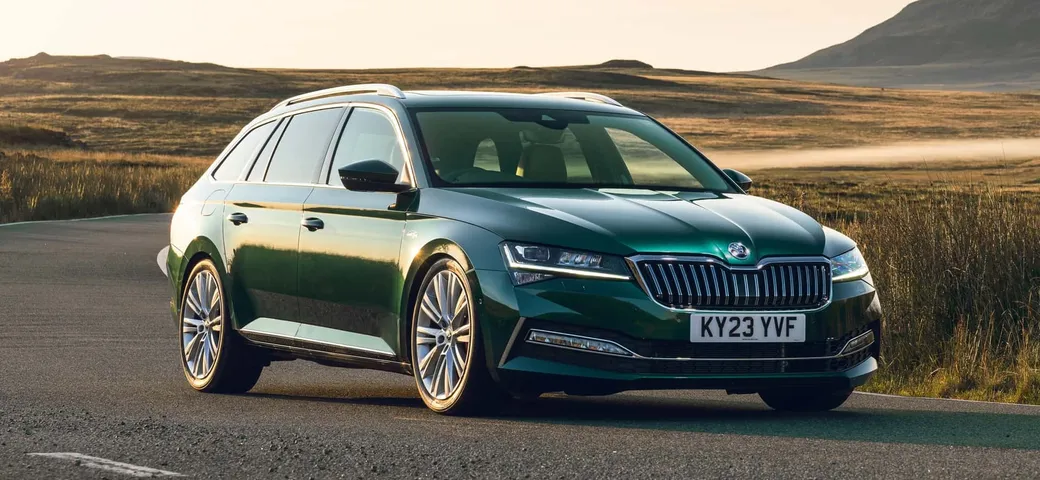 Skoda Superb Sleeper Edition: 477 CV sotto un elegante abito verde