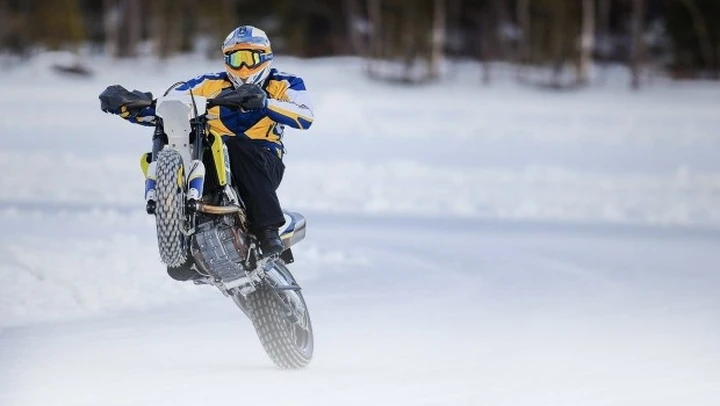 Husqvarna 701 Supermoto sul ghiaccio [Video]