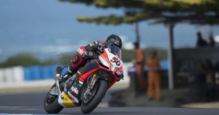 WSBK Phillip Island, gara 1: abbuffata Aprilia con Guintoli, Laverty, Fabrizio. Paura per Checa