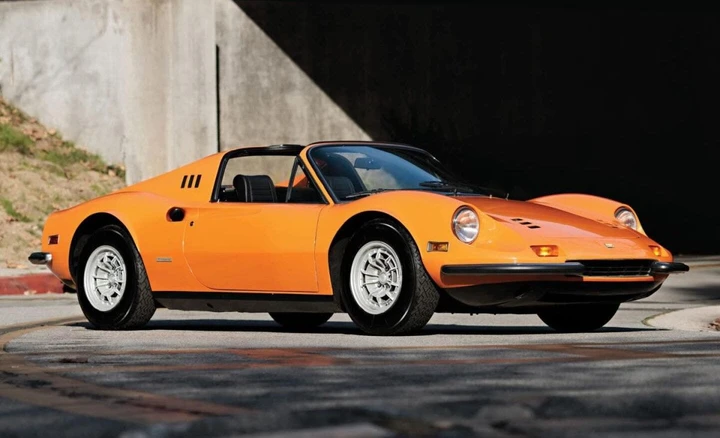 La Ferrari Dino 246 GTS in Signal Orange stabilisce un nuovo record
