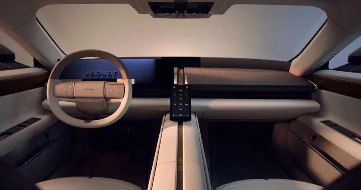 Jaguar Type 01, gli interni rompono con il passato: ecco cosa cambia