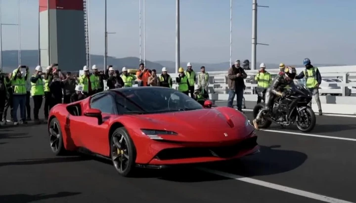 Ferrari SF90 Stradale vs Kawasaki H2R: drag race stellare [Video]