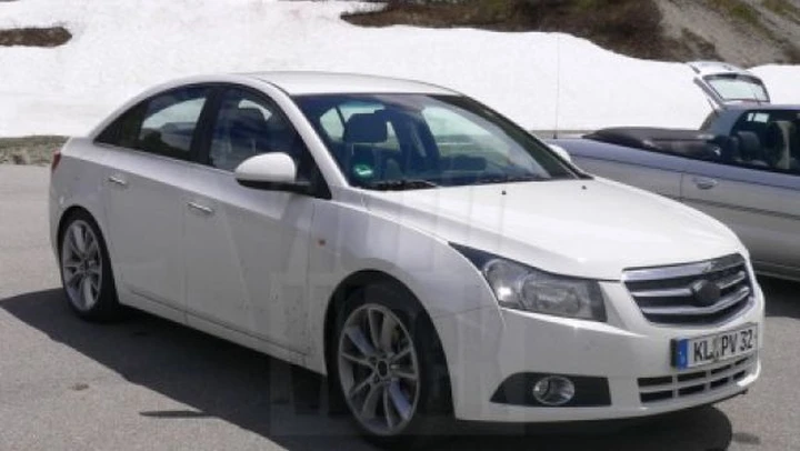 Buick: foto spia di un modello su base Chevrolet Cruze?