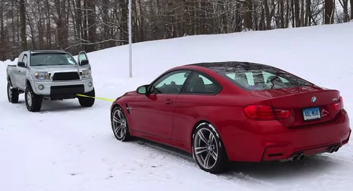 BMW M4 vs Toyota Tacoma: tiro alla fune su neve [Video]