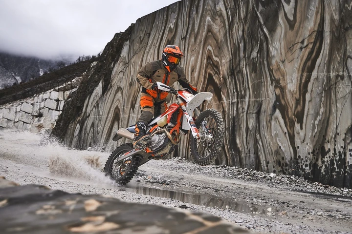 KTM svela la nuova gamma enduro 2023: caratteristiche, disponibilità e prezzi