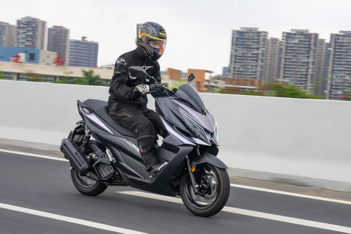Nuovo Zontes 125V: pesa solo 108 kg e ha 15 CV