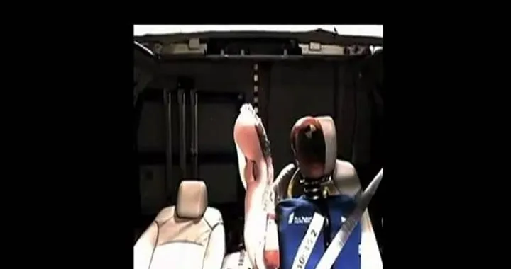 General Motors presenta l'airbag centrale