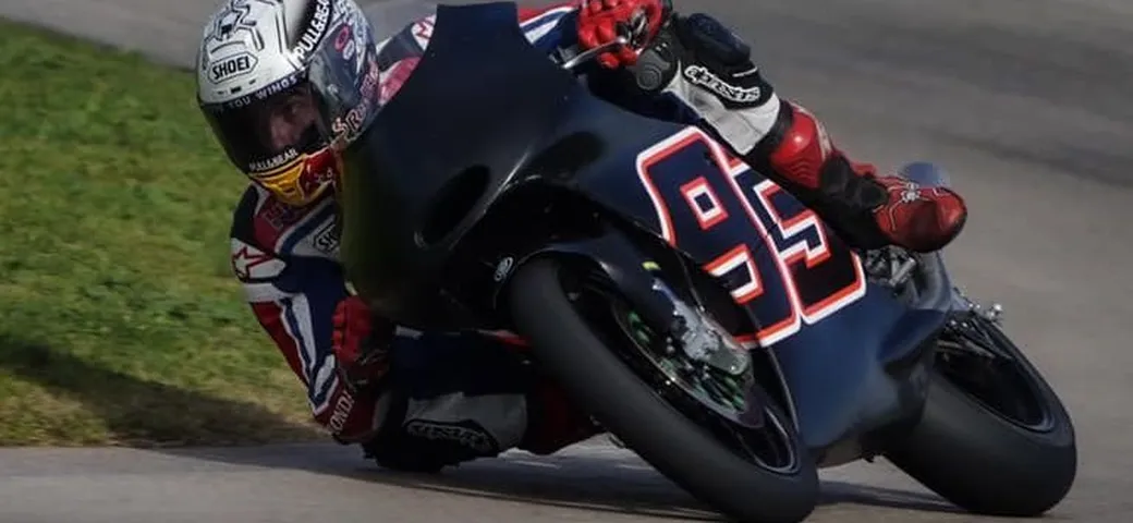 Marc Marquez, ritorno in pista con una... Supermono!