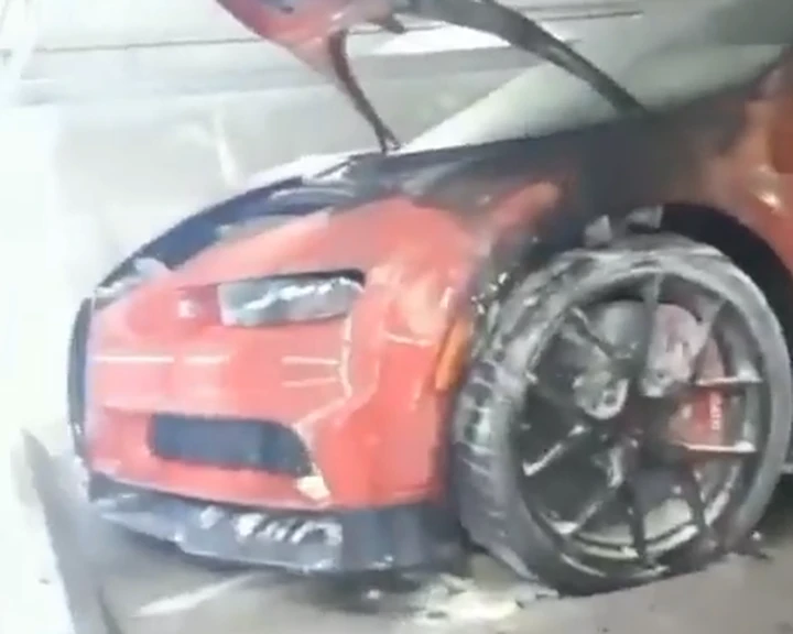 Una Bugatti Chiron va a fuoco (doloso) in un garage di Miami [Video]
