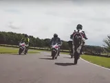 Suzuki, gli assi del British Superbike si sfidano sulle GSX-R 125 [VIDEO]