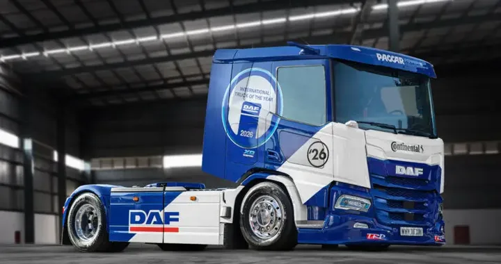 Sembra un camion da corsa anni ’90, ma trasporta latte: il DAF elettrico ha 480 CV