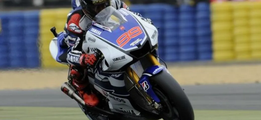 MotoGP, Le Mans: Lorenzo super in solitaria, ma gran gara di Rossi 2°. Stoner sul podio.