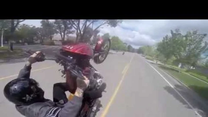 Acrobazie su Harley-Davidson [Video]