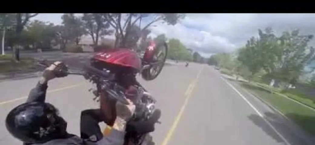 Acrobazie su Harley-Davidson [Video]