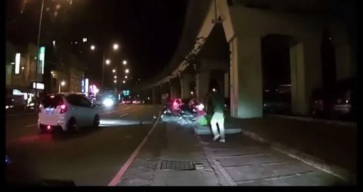 Moto perde il controllo e travolge pedone [Video]