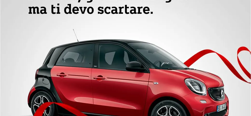 Fiat 500 fa gli auguri a Smart, Smart risponde