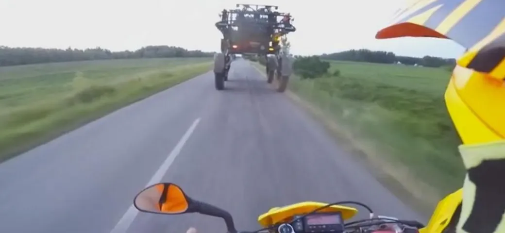 Sorpasso in moto davvero insolito [Video]