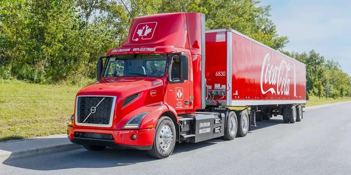 Volvo accelera con i truck elettrici: oltre 40 camion con Coca-Cola