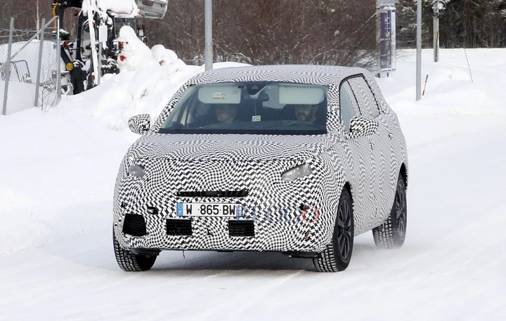 Peugeot 5008: foto spia dalla Svezia
