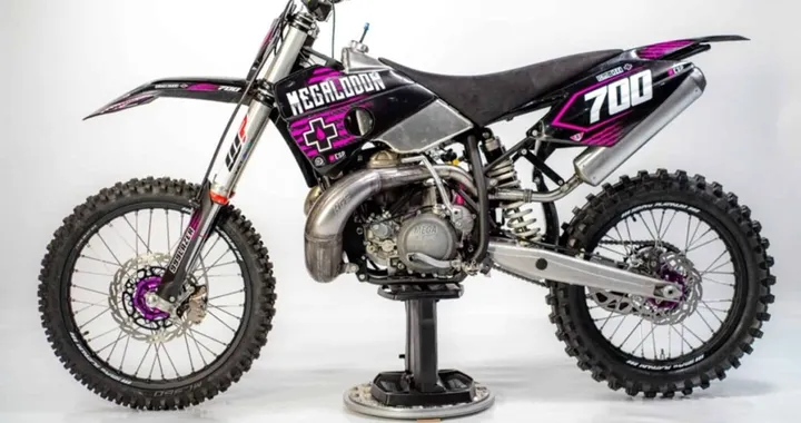 Megalodon 700, la motocross estrema di Max Hind e 999lazer