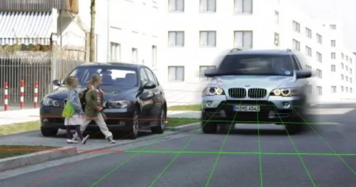 Car-2-X Communication: il sistema BMW per la salvaguardia dei pedoni
