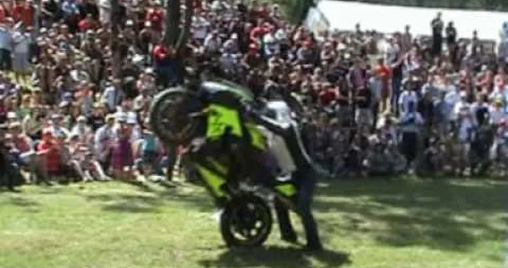 Show stunt on the grass by Simon MTZ