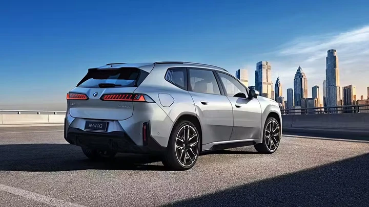 BMW contro i prezzi delle auto cinesi: «Sono difficili da comprendere»