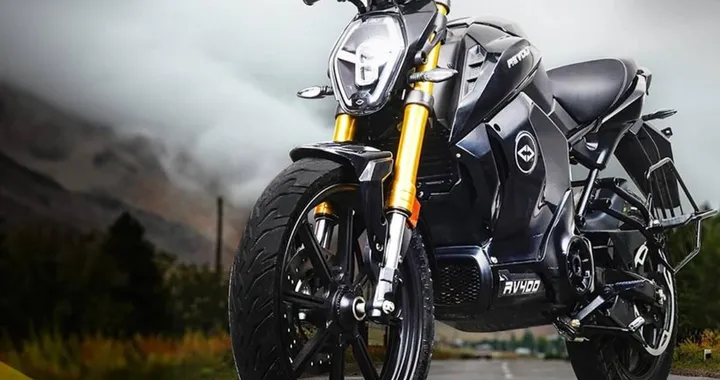 Revolt RV400 Stealth Black Limited Edition: nuova versione speciale della moto elettrica [FOTO]