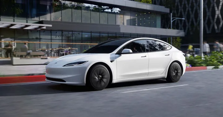 Tesla lancia la Model 3 Standard: la più economica a 36.990 euro