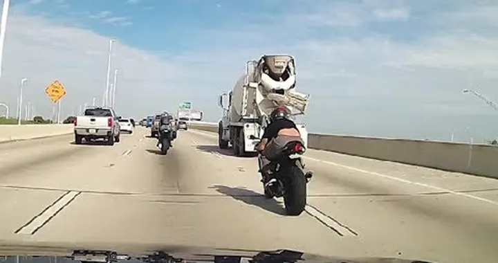 Incidente mortale in Florida: sbatte con la moto e vola dal cavalcavia [Video]