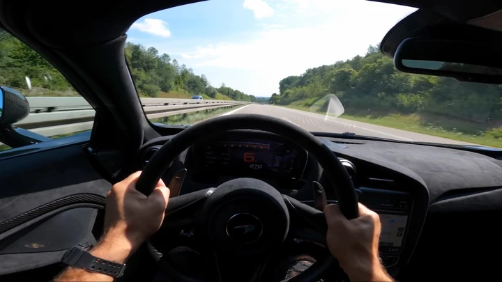 Sulla McLaren 765 LT by Novitec oltre i 300 km/h in autostrada [Video]