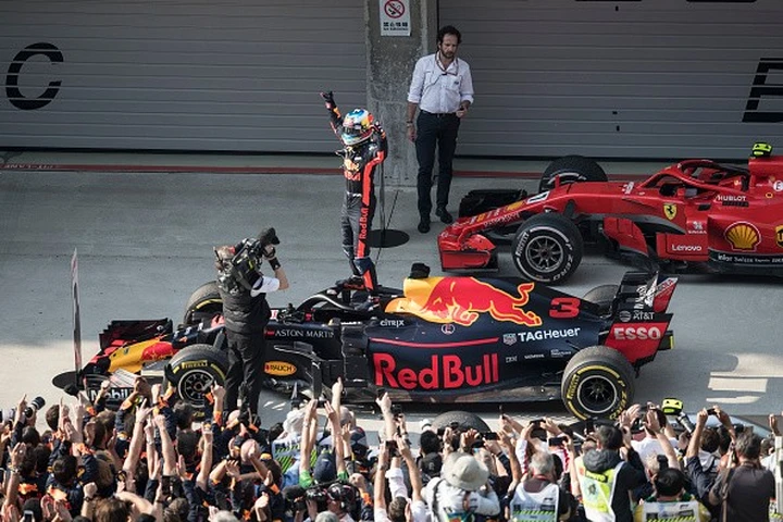 GP Cina F1 2018: sorpresa Ricciardo! Bottas secondo, Vettel speronato.