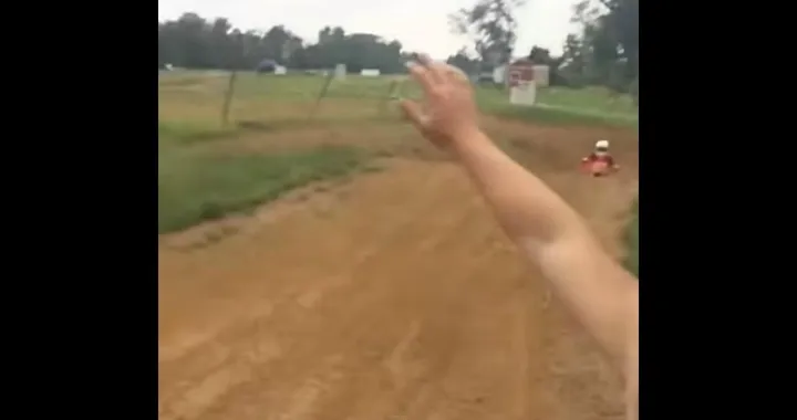 Selfie pericoloso, colpito durante una gara di motocross [Video]